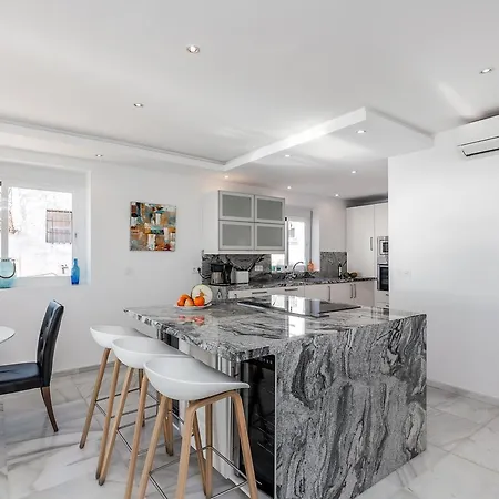 Front Line Penthouse Puerto Banus With Sea Views Lejlighed *